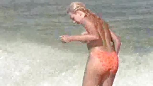 Hermosa mamada madre con hijo cojiendo de dos coños