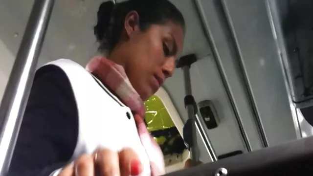 Rusa se masturba el coño en la mesa de la cojiendo a su madre cocina