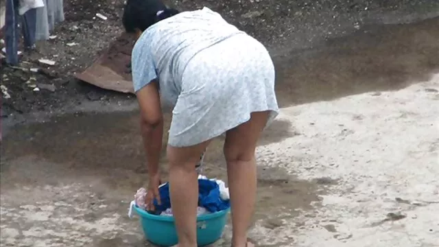 Striptease junto al estanque de madre hija cogiendo una rubia de ojos azules