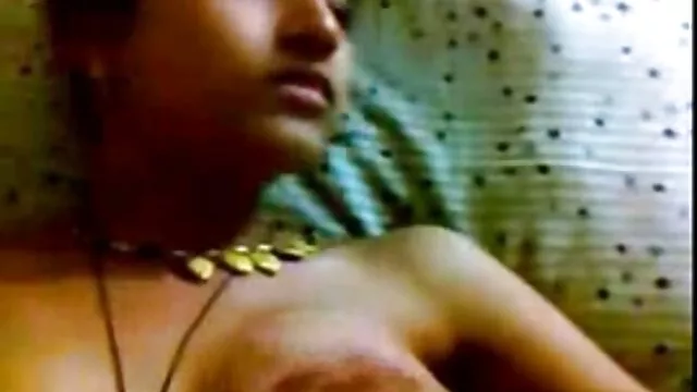 Mujer sexy cojiendo ami madre ala fuerza con botas se masturba con un vibrador
