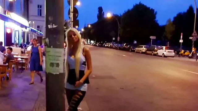 Hermoso sexo en el coño de un esposo cojiendo con su madre y una esposa sexy