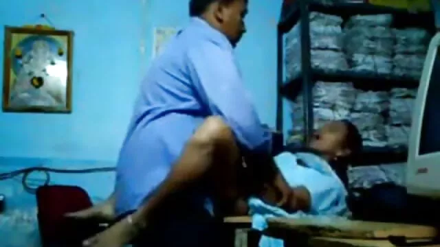 El negro papa y mama cojiendo mostró un pene grande a dos rubias