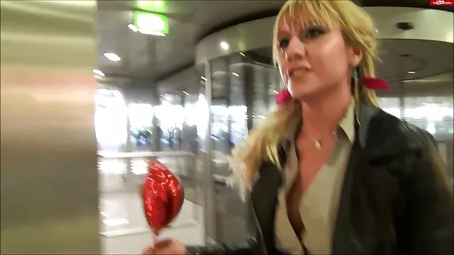 Rubia se pajea con un vibrador y se folla cojiendo mama el culo
