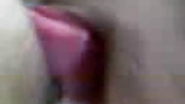 Ruso golpea a mamas cojiendo hijos un joven vecino en su coño afeitado