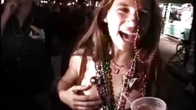 Rubia con medias cojiendome a tu mama se masturba en el sofá