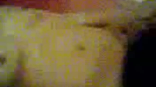 La morena sirvió a mamas hermosas cojiendo su amante en el hotel