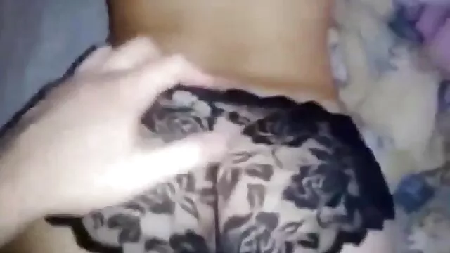 Novia servida con agujeros rasurados la polla de un amigo mama borracha se folla a su hijo