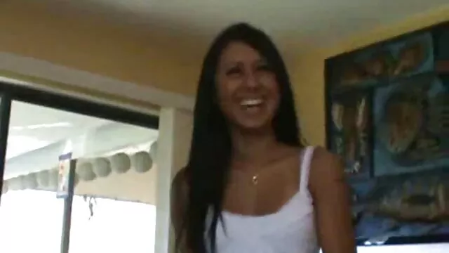Morena rusa es follada después de madres hijas cojiendo un masaje