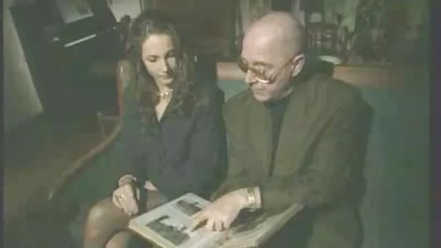 Chica rusa orinando en sus pantalones en la madre culiando con el hijo calle