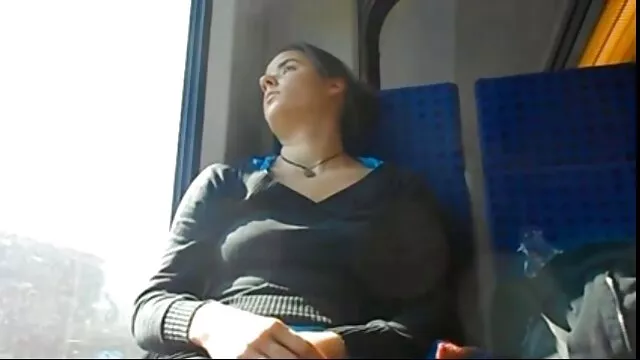 Un hombre se folla a dos azafatas cojiendo a madre e hija tetonas en coños