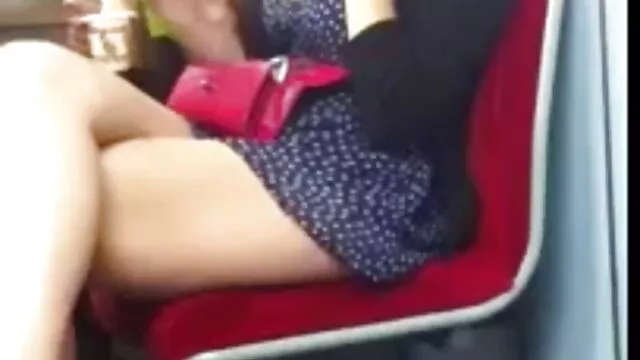 Chica rubia posando en cámara y hijo cojiendo con la mama mostrando pezones