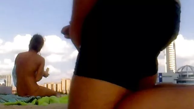 Belleza mama y hija cogiendo rusa abre sus delgadas piernas
