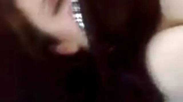 Ruso folla madre cojiendo al hijo a su novia en el coño afeitado en la cama