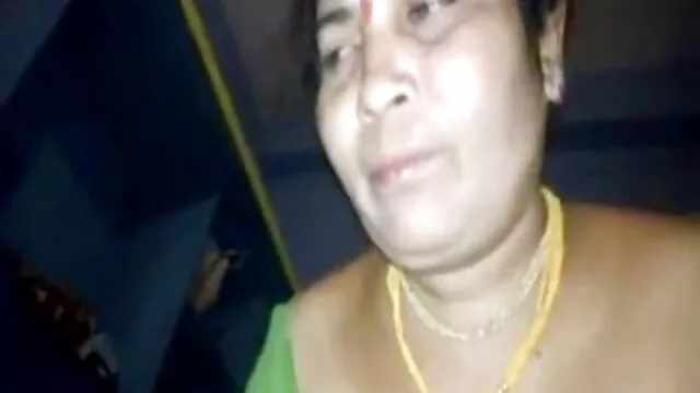 Santa se folla a mama cojiendo con sus hijos tres chicas cachondas con una gran polla
