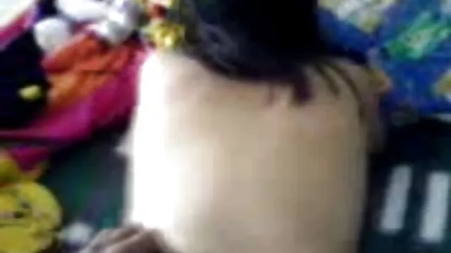 Dama bien arreglada atiende una polla negra cojiendo a su mama