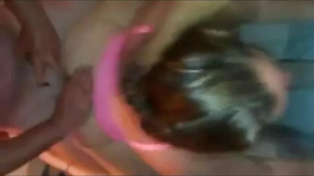Rubia en leggings masajea la cojiendo a mi madre real polla de un chico desnudo