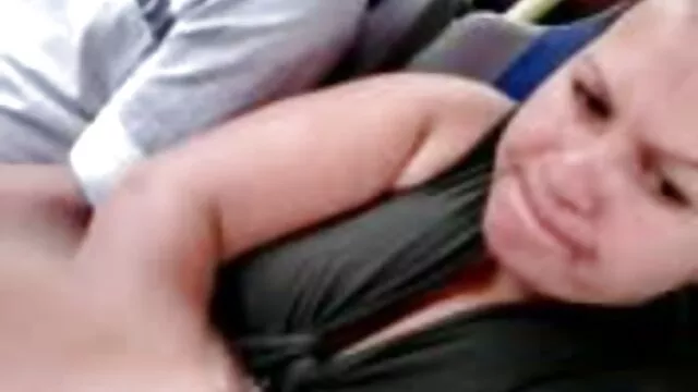 Espectacular estrella del porno deja que una gran polla entre en madre con hijo cojiendo su vagina