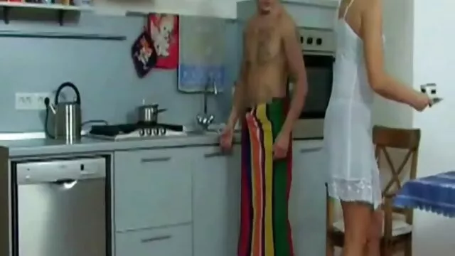Sexo bajo follaje madre cogiéndose a su hijo verde