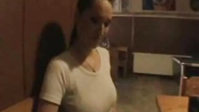 Jovencita madre culiando con su hijo folla coños con un juguete de goma