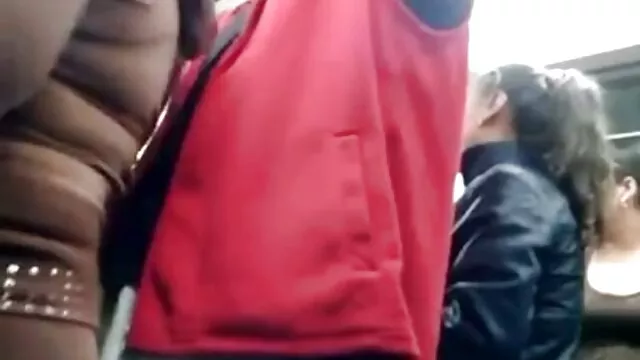 Estiró su coño con un juguete y se sentó madre cojiendo con su hija sobre una polla real