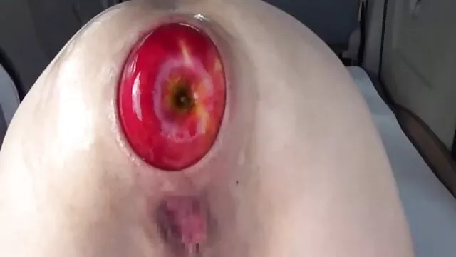 Hermosa vecina mama cojiendo a su hijo complace la polla de un joven