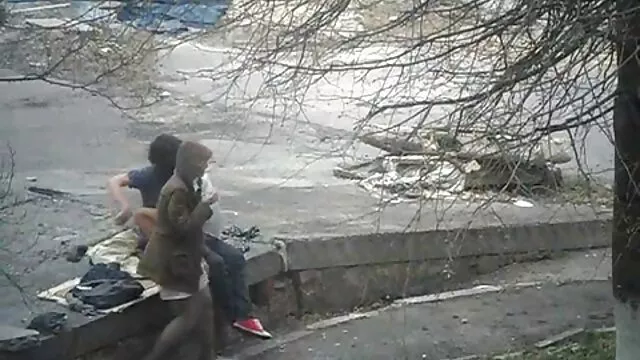 El marido espiaba a su mujer en se cojea su mama el baño.