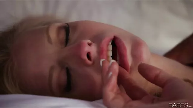 Dulces putas se dejan en un madre y hija cogiendo círculo