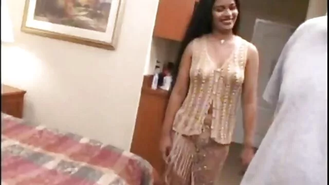 Ruso se folla a madre cojiendo a su hija una flaquita por el coño