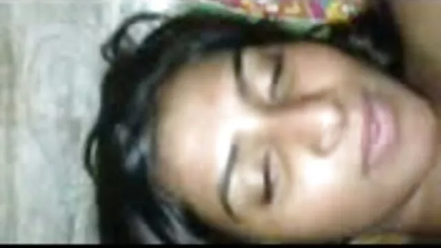 Rusa se madre cogiéndose al hijo masturba delante de la cámara y se corre