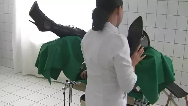 Atrapó a una chica con un novio mientras estaban teniendo sexo y decidió cojiendo a mi madre real unirse