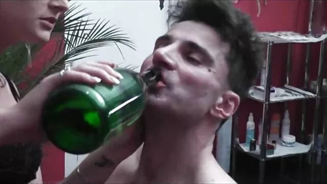 Dos chicas calientes chupan la gran polla de mamás cogiendo con hijos un tío