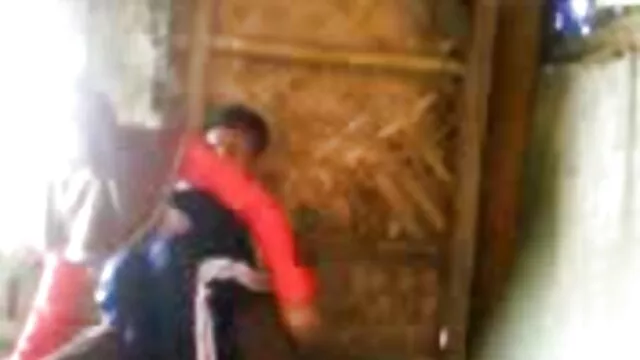 Hombre puso videos cogiendo con mi madre a su novia de rodillas y le cogió la garganta
