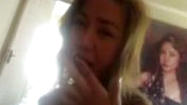Morena caliente en traje sexual mama e hijo cojen domina a chico