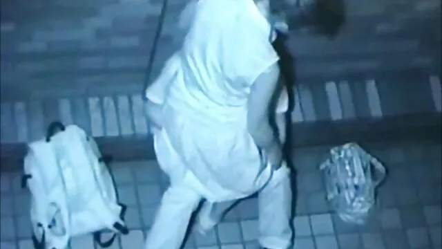 Dos vendedoras se sientan en un videos de mama cojiendo con hijo pene grueso